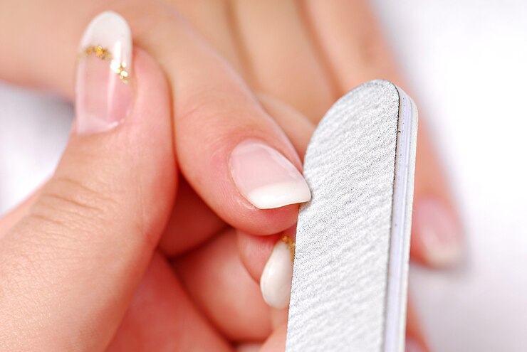 Press-on-nails : La technique de manucure tendance pour les femmes pressées