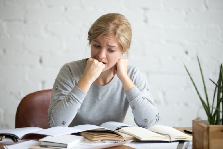 femme anxieuse