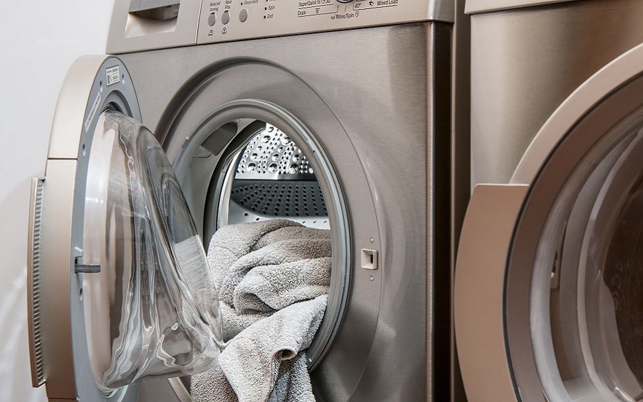 Lifestyle : pourquoi vous devez absolument mettre une boule de papier d’aluminium dans le lave-linge ?