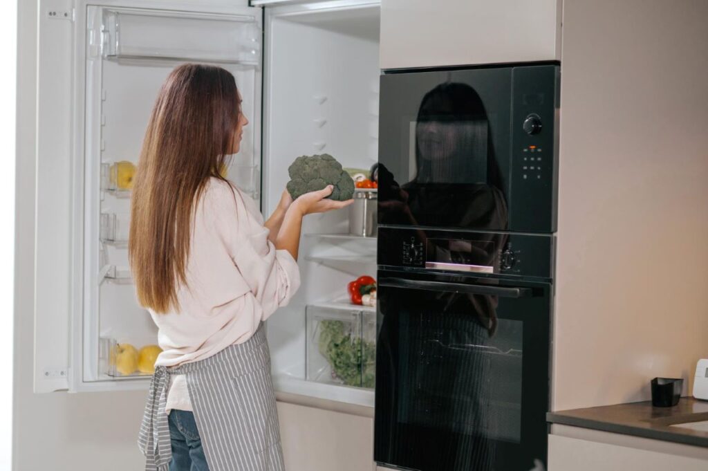 Femme au frigo
