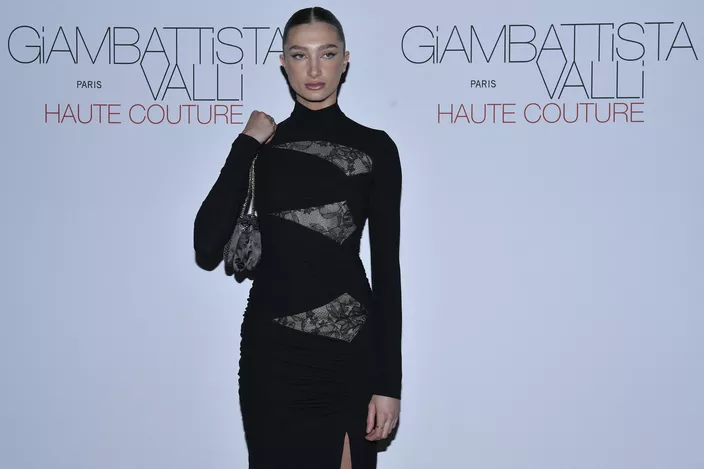 Mathilde Pinault ose la robe à dentelles transparentes au défilé Giambattista Valli
