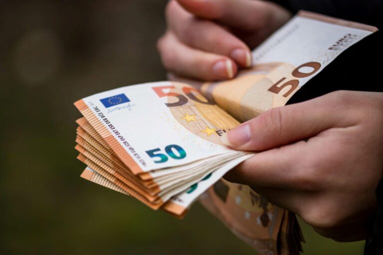 Femme avec euros