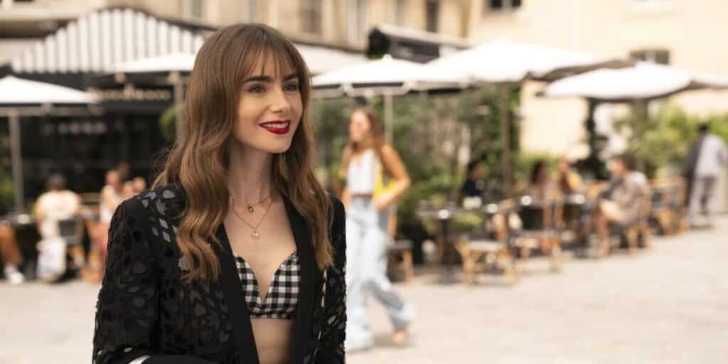 <strong>Mode : Emily in Paris saison 3 : on a trouvé les bottes que porte Lily Collins dans la série</strong>