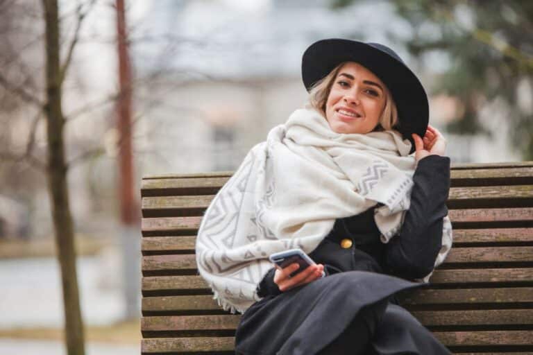 Femme avec foulard