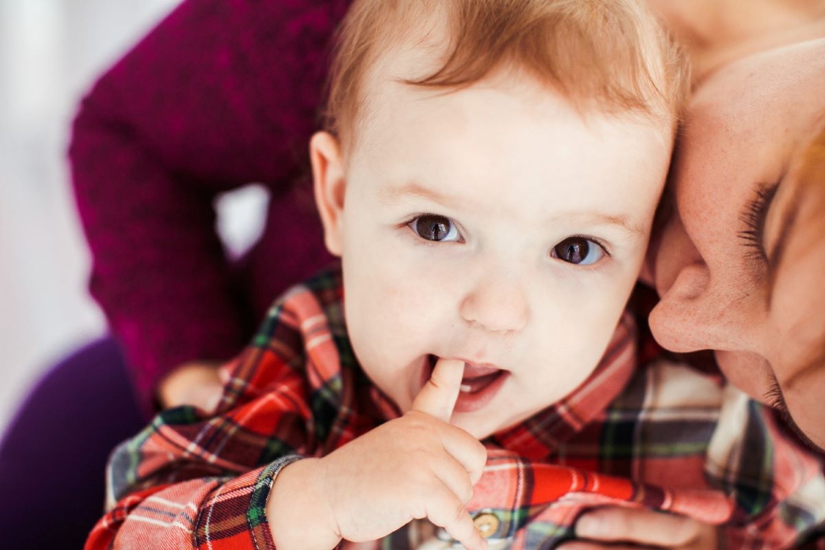 Objet transitionnel : pourquoi votre enfant suce son pouce ?