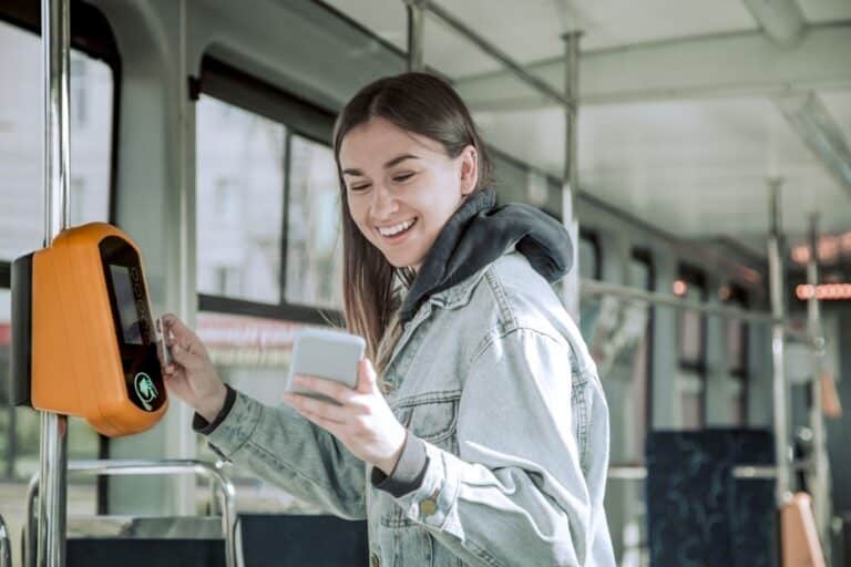 Femme à la gare