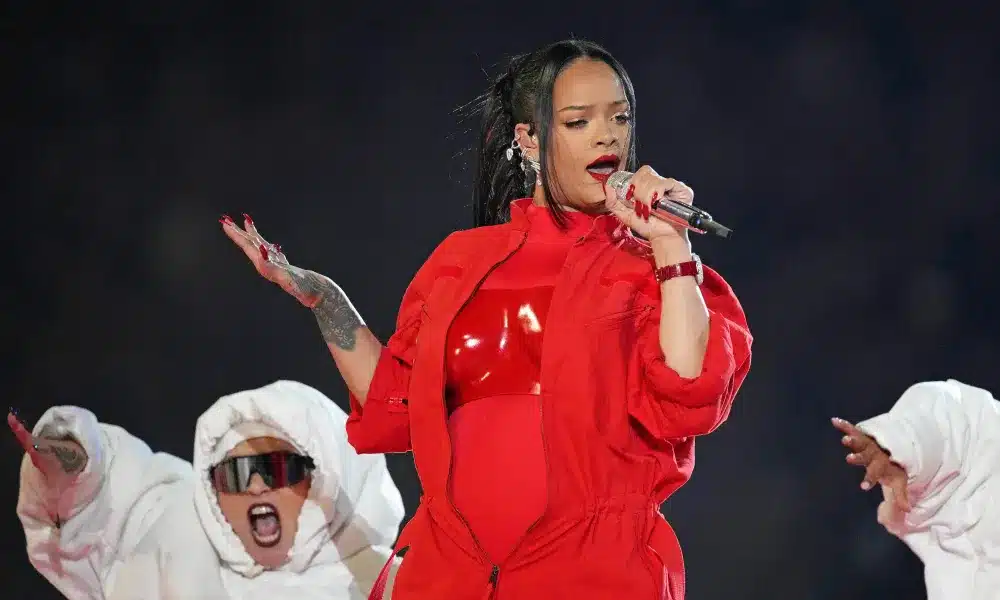Super Bowl : Rihanna, enceinte, fait le show avec des centaines de danseurs mais sans invité