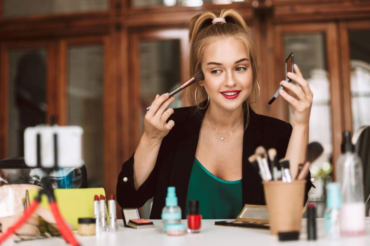 Maquillage : cette erreur à ne pas faire qui nous vieillit et accentue les rides
