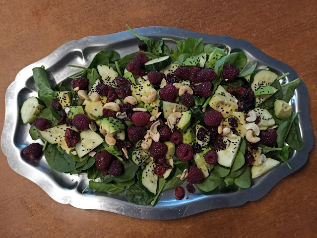 Salade composée aux framboises