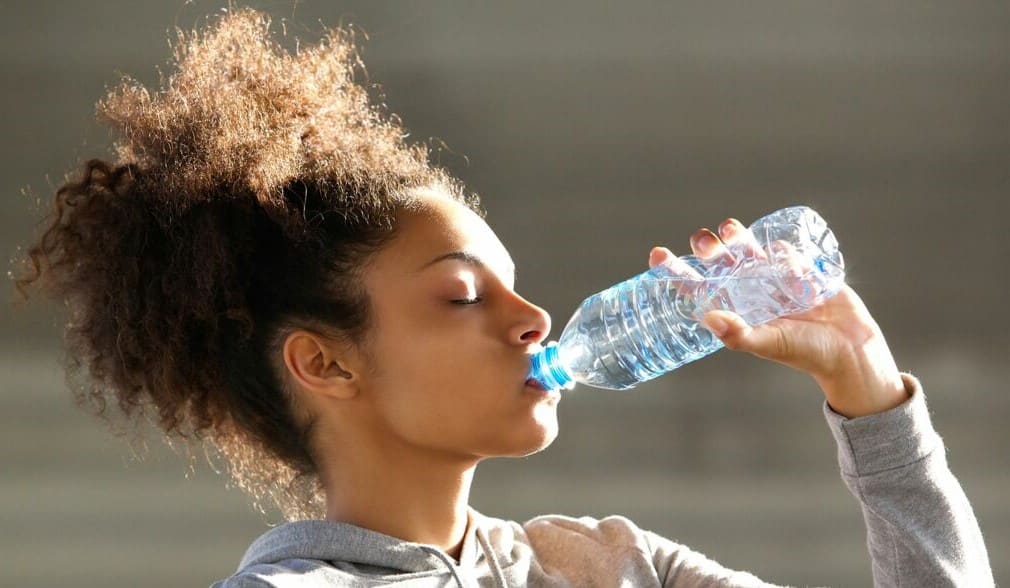Femme boit eau