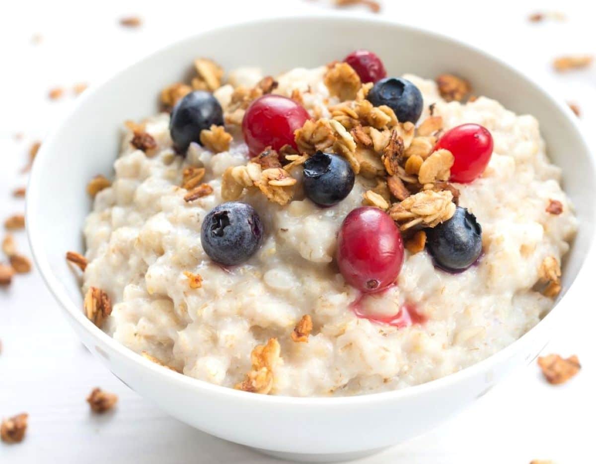 Connaissez-vous cette recette petit-déjeuner au porridge adorée des nutritionniste? Un élément la clé pour perdre du poids de manière saine...