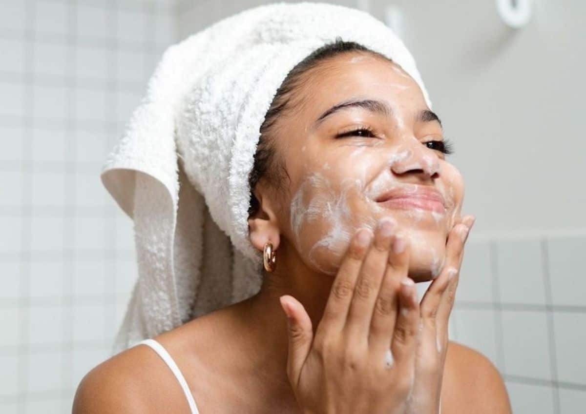 L'importance de nettoyer son visage quotidiennement pour une peau éclatante et saine