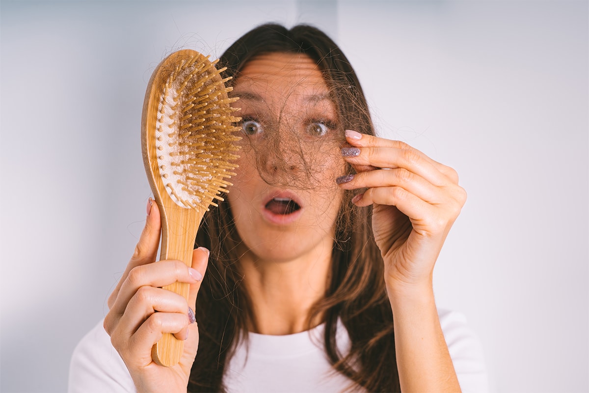 Perte de cheveux en automne: comment en finir? Les conseils qui marchent d’une dermatologue spécialisée