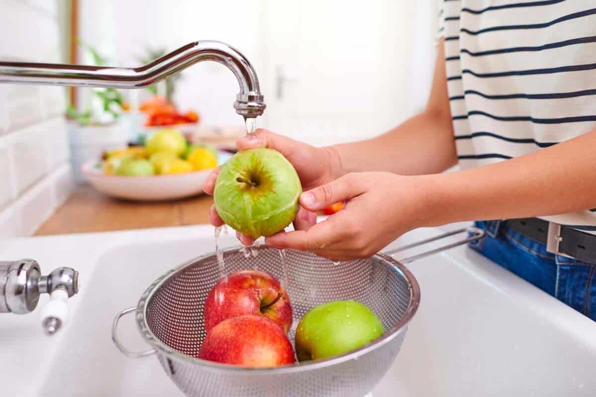 Nettoyer les fruits et légumes pour éliminer les produits chimiques avant de les cuisiner est indispensable, voici la seule méthode efficace