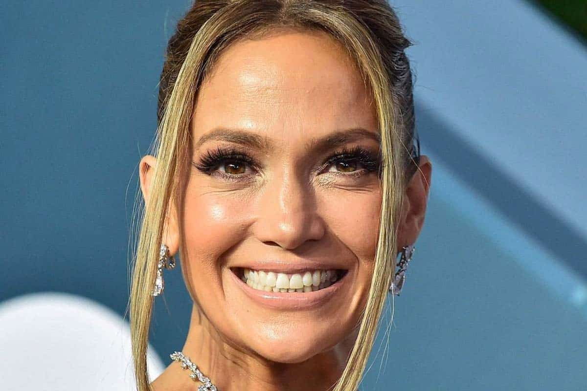 La coiffure express à la Jennifer Lopez : chic et glamour en moins de 10 secondes