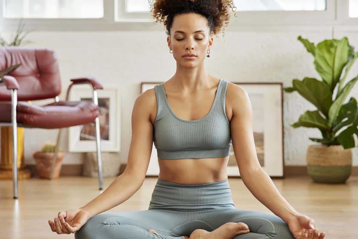 Comment soulager votre ventre gonflé avec le yoga: 3 postures essentielles pour retrouver un confort abdominal