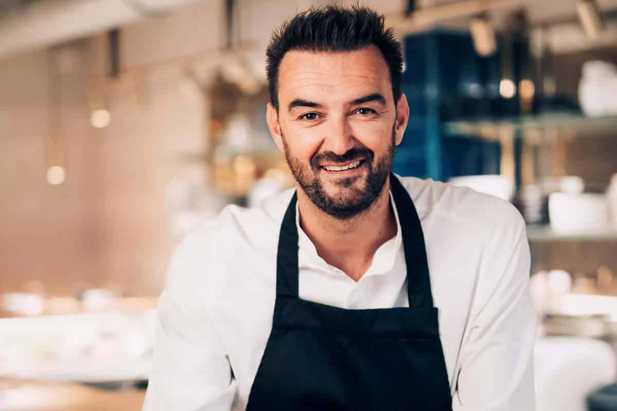 Recette: Cyril Lignac revisite le merveilleux au chocolat blanc et spéculoos, un dessert à préparer pour les fêtes en moins de 15 minutes