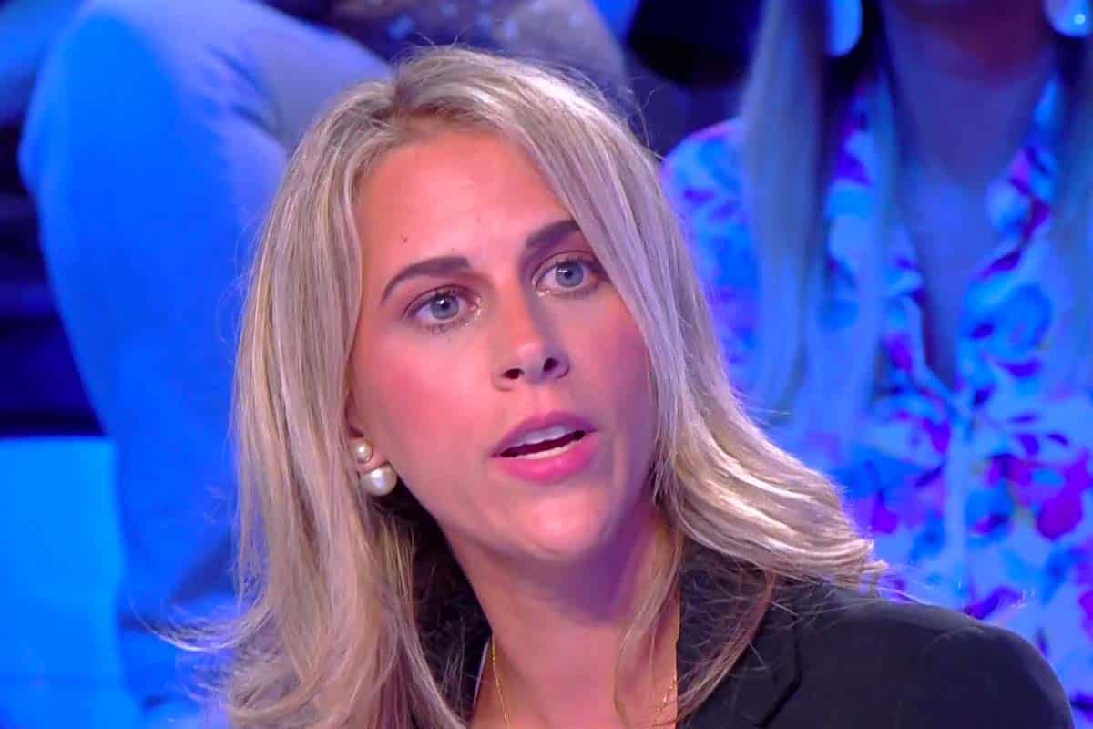 TPMP : clash mémorable entre Gilles Verdez et Sarah Saldmann, « Vous avez les cheveux gras, vous tirez la chasse d’eau tous les quinze jours »