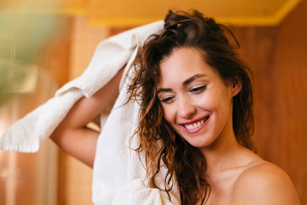 Beauté: comment revitaliser des cheveux ternes ou abîmés en un seul shampoing?