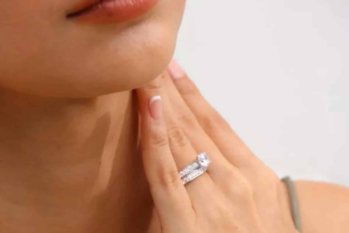 Mariage: comment choisir une bague avec des diamants? Tailles, prix, couleurs, voici le guide complet