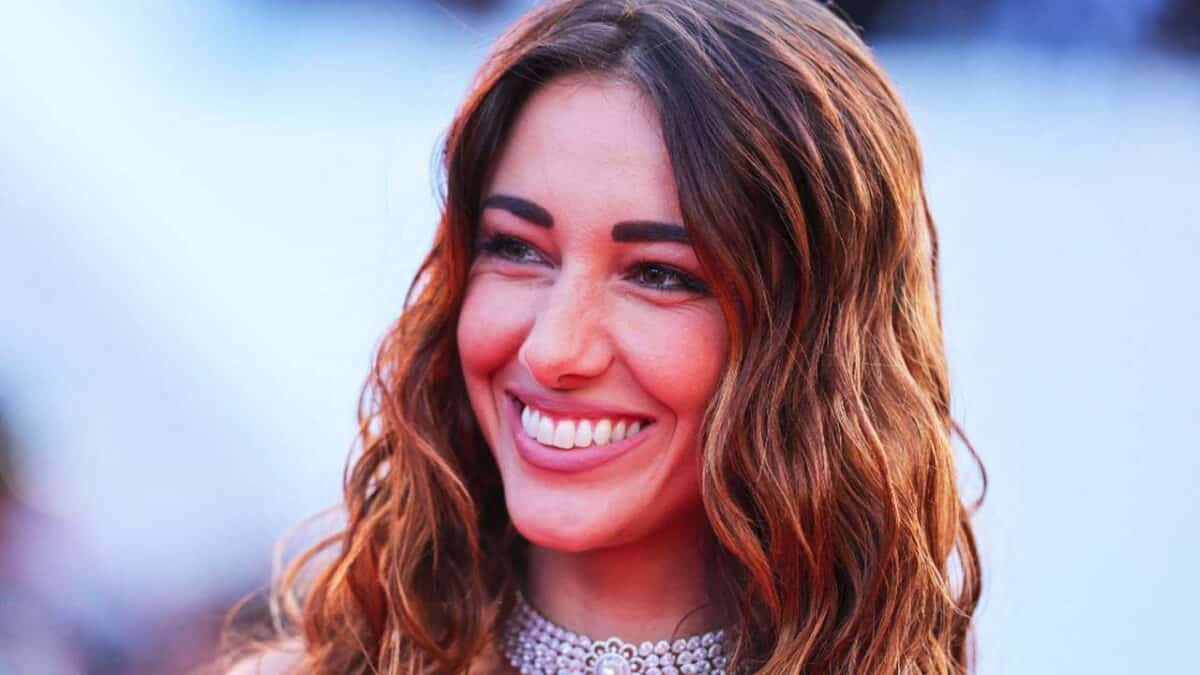 Delphine Wespiser attaquée sur son nouveau look, “tu perds tout ton charme” même sa mère ne l’accepte pas
