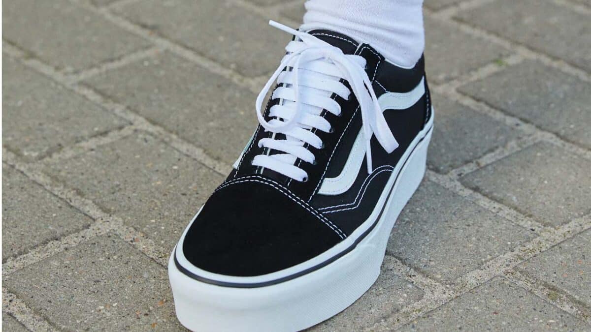Mode: ces 5 paires de sneakers noires tendances et chics qui vont vous faire oublier les blanches