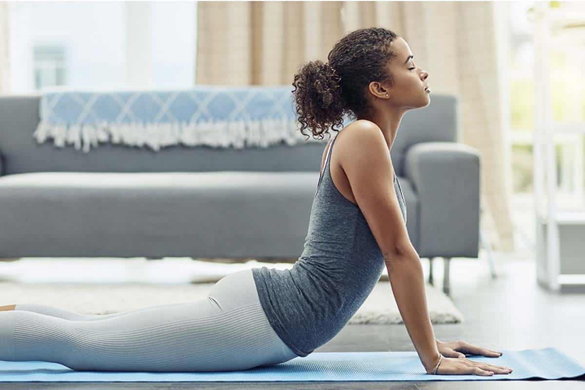 Yoga: 4 postures qui font des miracles sur les bourrelets du ventre  en tonifiant votre ventre en quelques séances