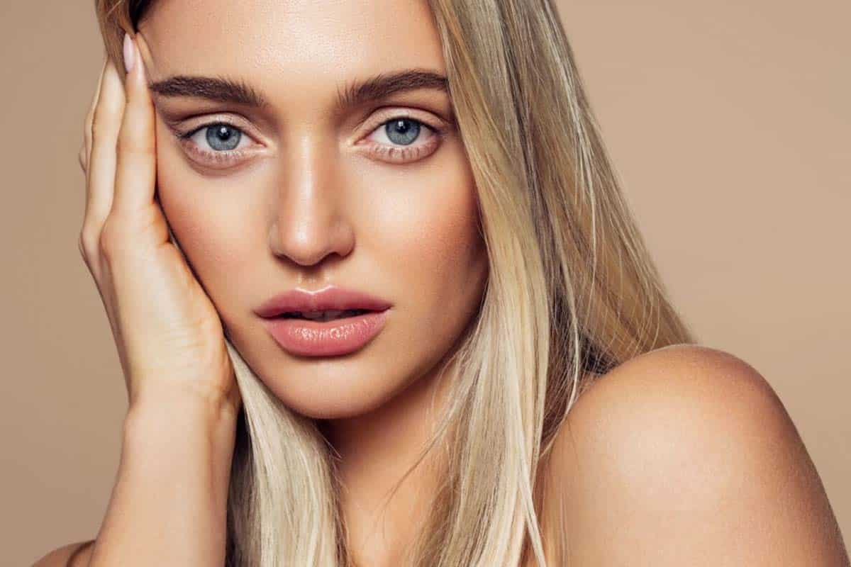 Beauté: 4 astuces pour se maquiller parfaitement avec des paupières tombantes?