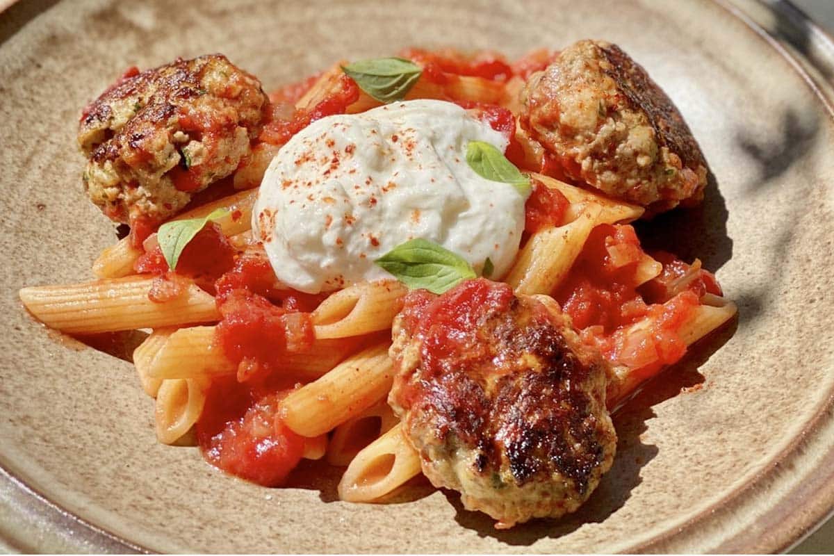 Cyril Lignac livre sa fameuse recette des boulettes de viande, un repas familial idéal pour un week-end d’hiver