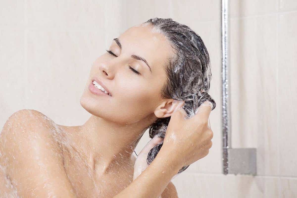 Cheveux: ce coiffeur star explique pourquoi ce geste est indispensable pour ne pas abîmer ses cheveux lors des shampoing