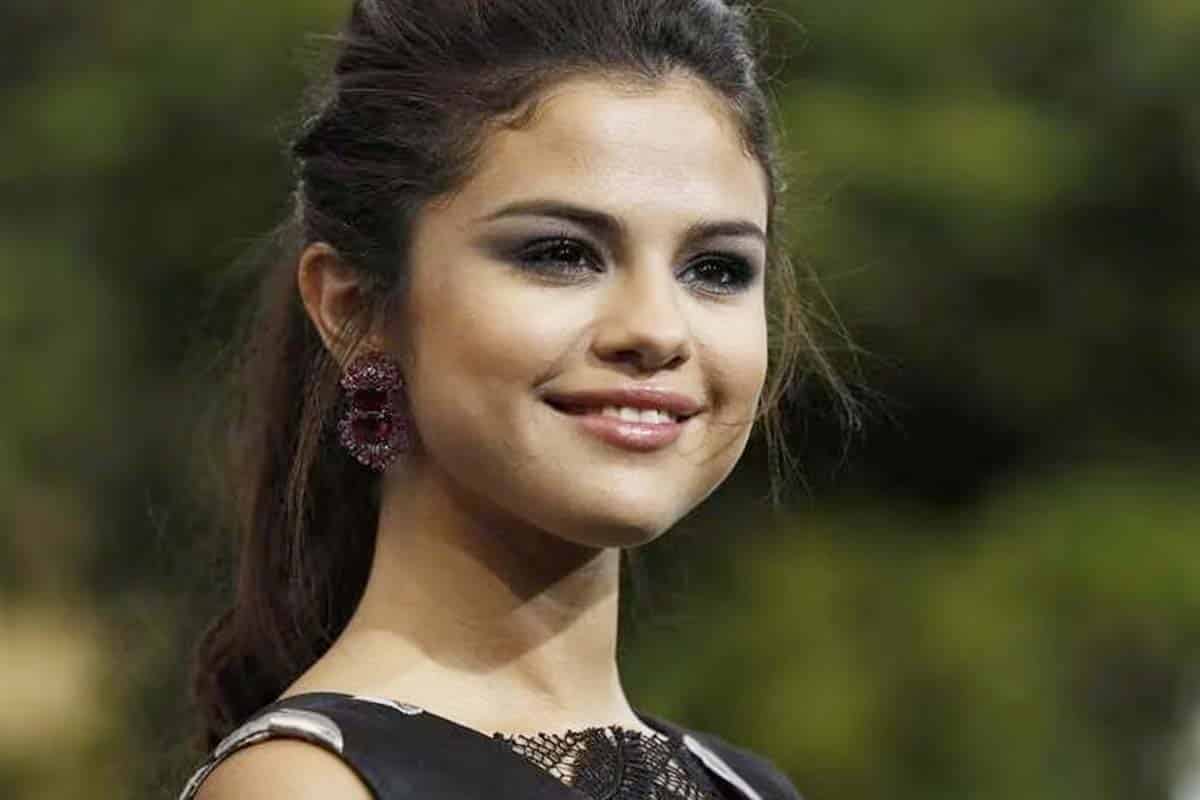 Selena Gomez s’affiche pour la prémière fois en couple avec ce célèbre artiste de musique