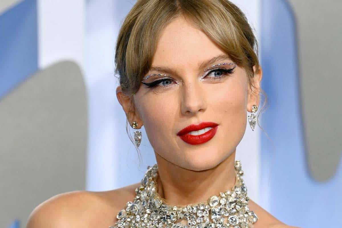Taylor Swift fait sensation aux Golden Globes et confirme le succès de cette tendance manucure