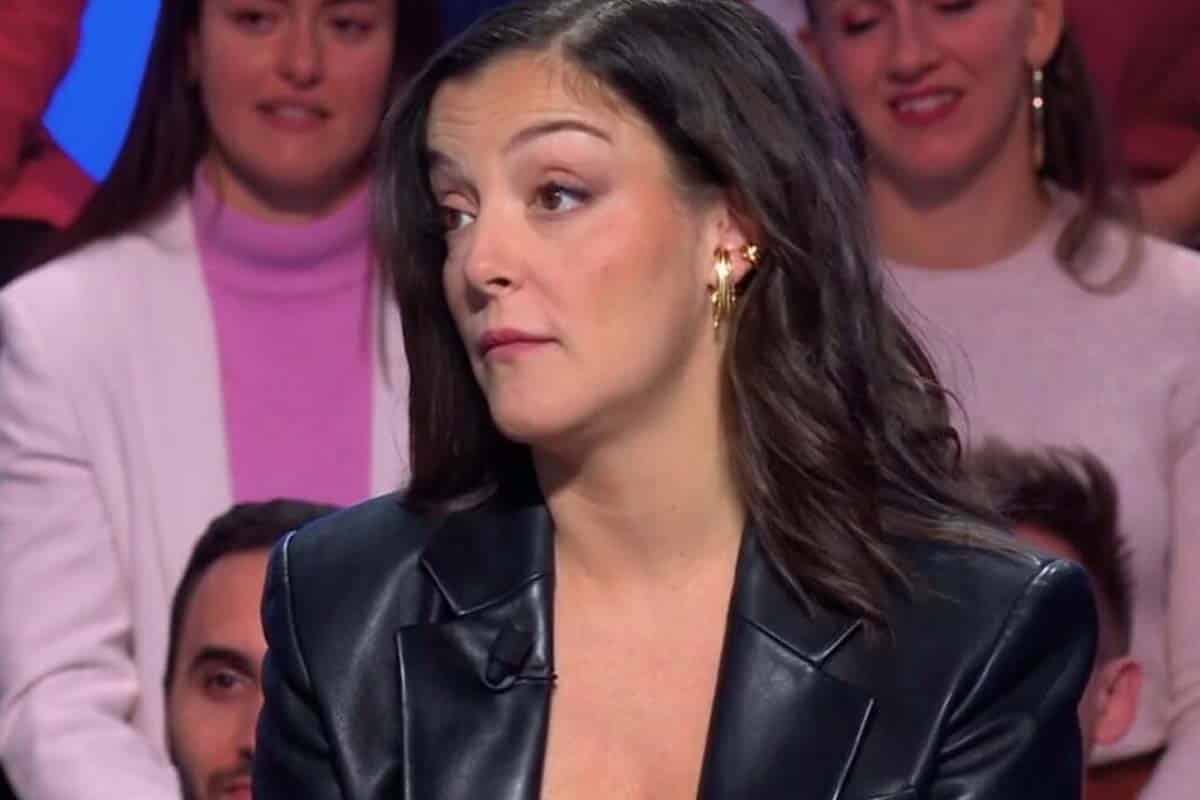 The Voice (TF1) : « Tout est bon dans le cochon », Camille Lellouche sauve l’interprète de la chanson, seule et contre tous. »