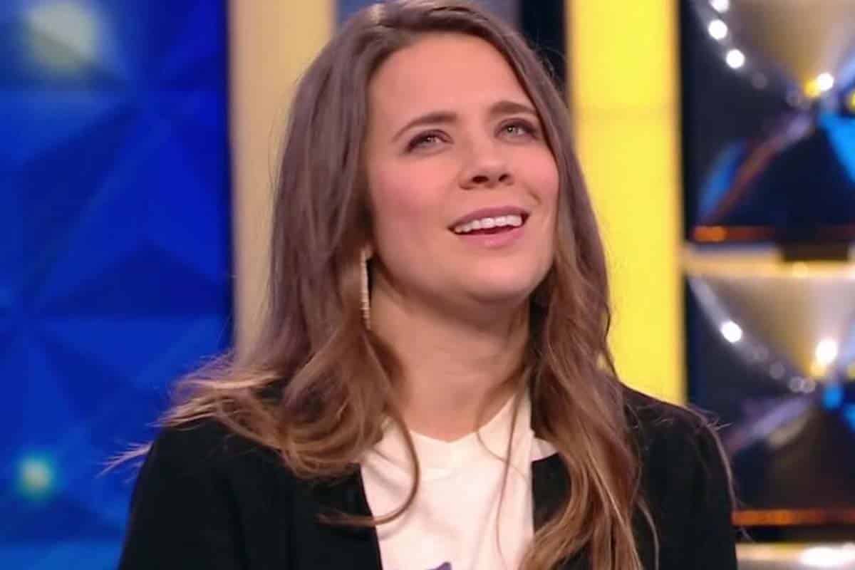 N’oubliez Pas Les Paroles (France 2) : Honorine accusée de triche. Elle révèle pourquoi elle regarde tout le temps sur le côté du plateau