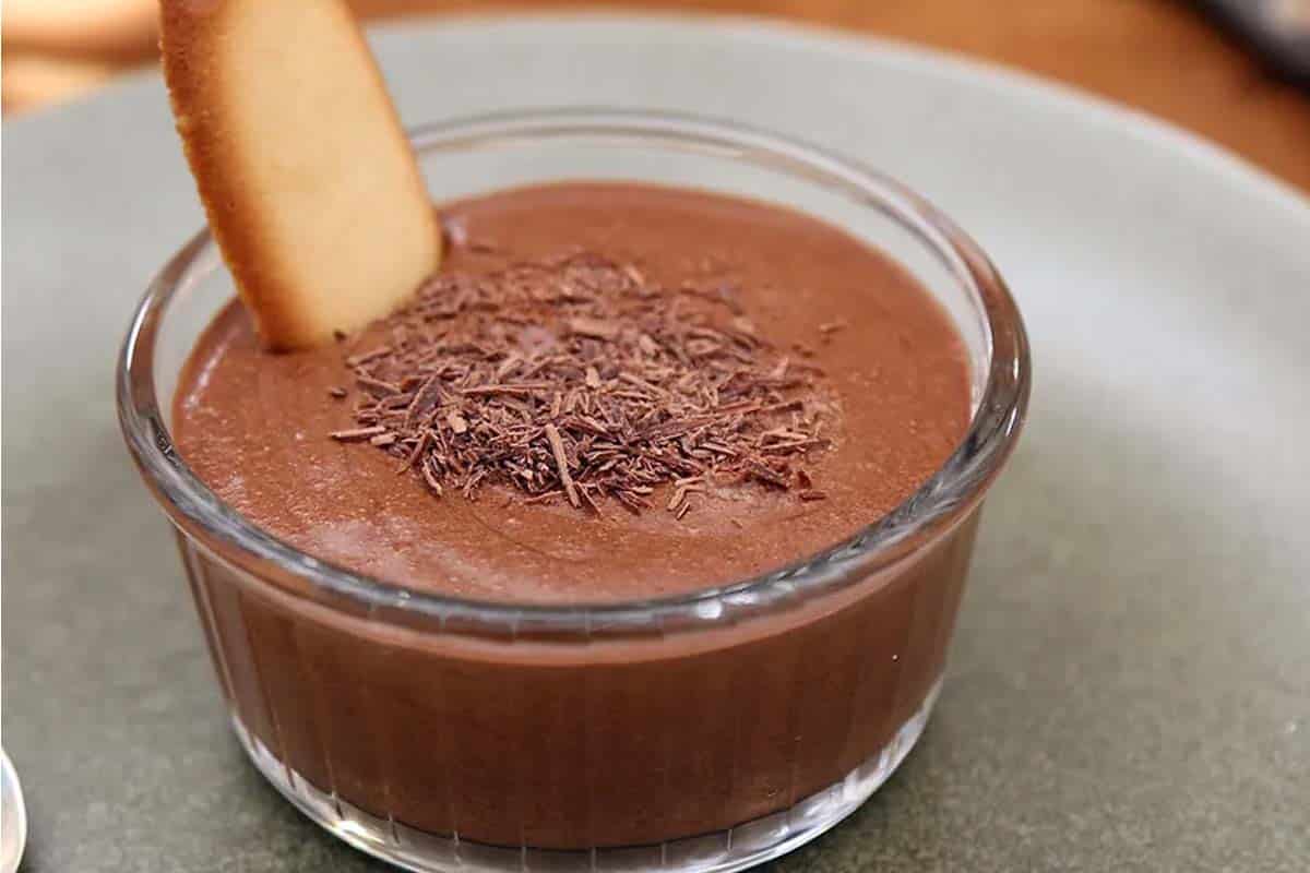 Recette: comment Cyril Lignac prépare-t-il sa fameuse mousse au chocolat express? voici le secret d’un chef