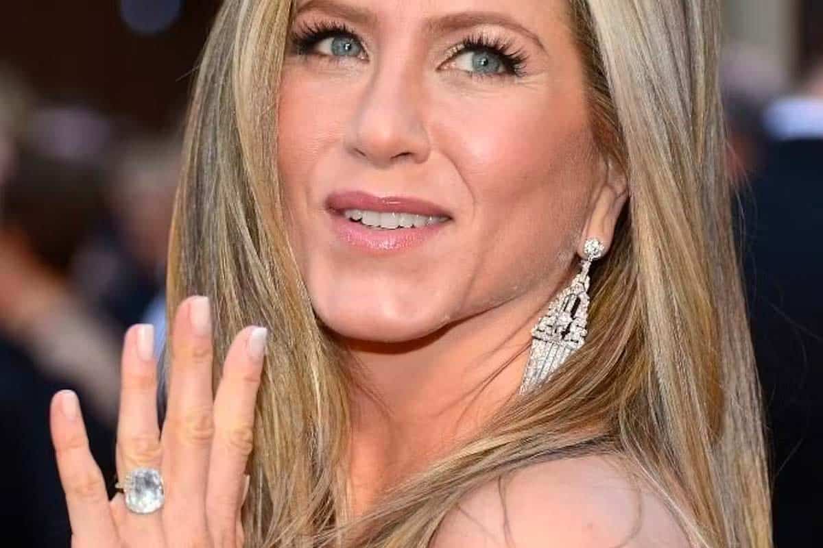 Jennifer Aniston fiancée? Elle apparaît avec une imposante et intrigante bague en diamant,