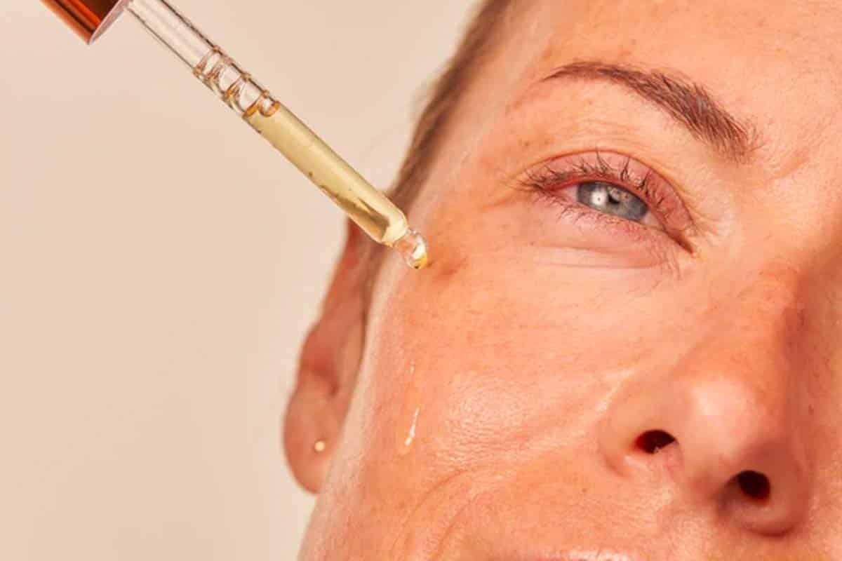 Beauté : ce nouveau sérum à la vitamine C nourrit et transforme la peau du visage en une seule application