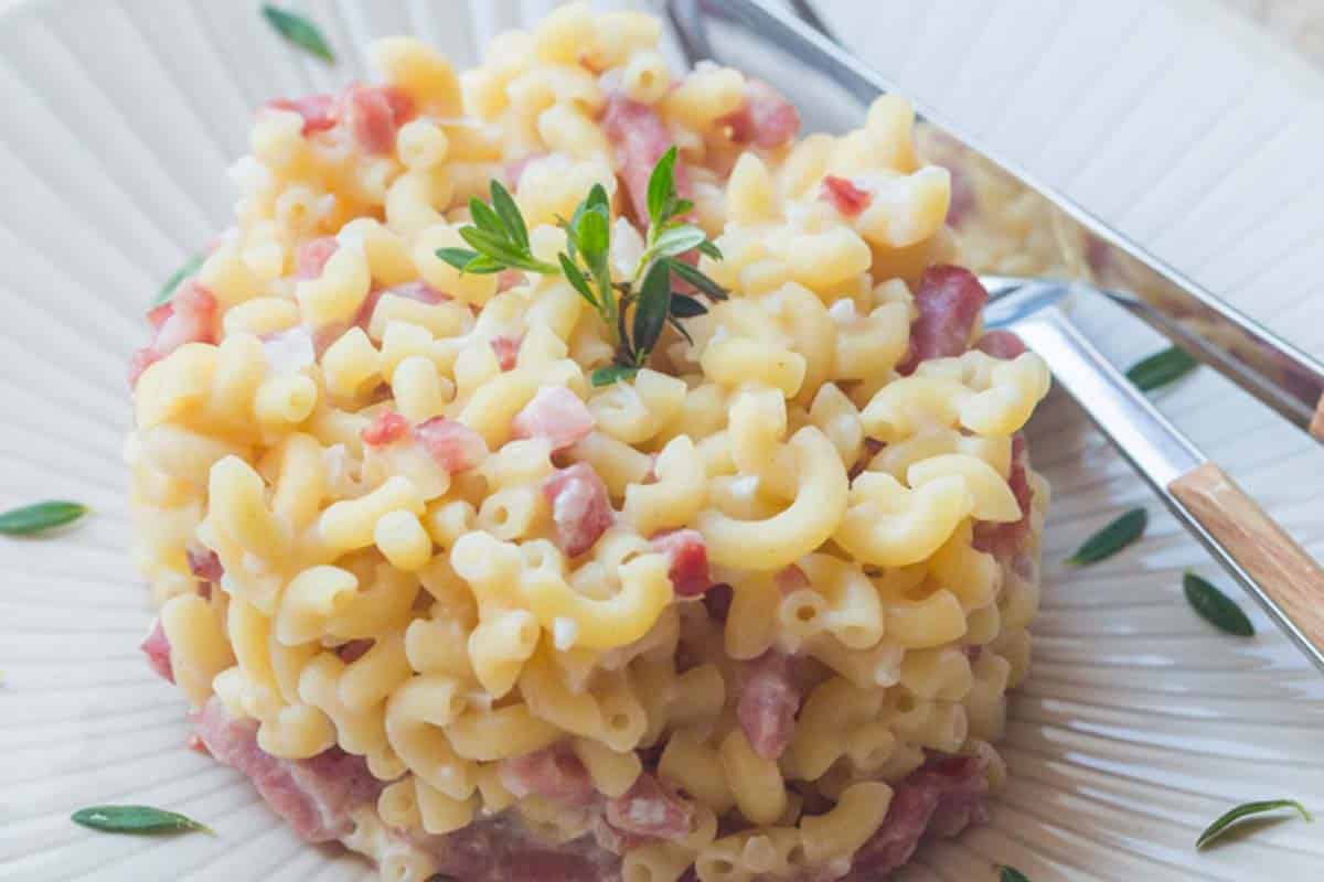 Recette : le risotto de coquillettes au jambon de Cyril Lignac, un merveilleux plat simple, à débuter en famille