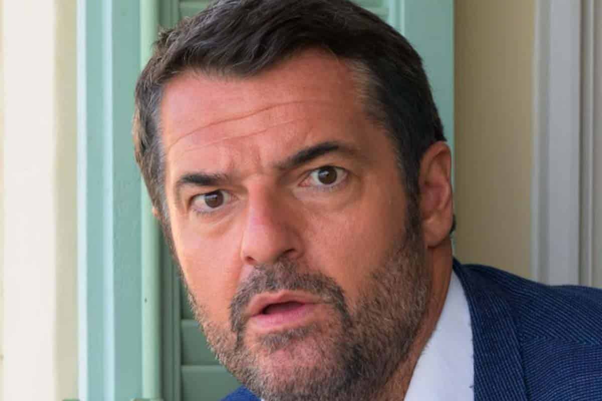 Arnaud Ducret : il envoie un message déjanté à son fils en direct à la télé « je te le dis, fils »