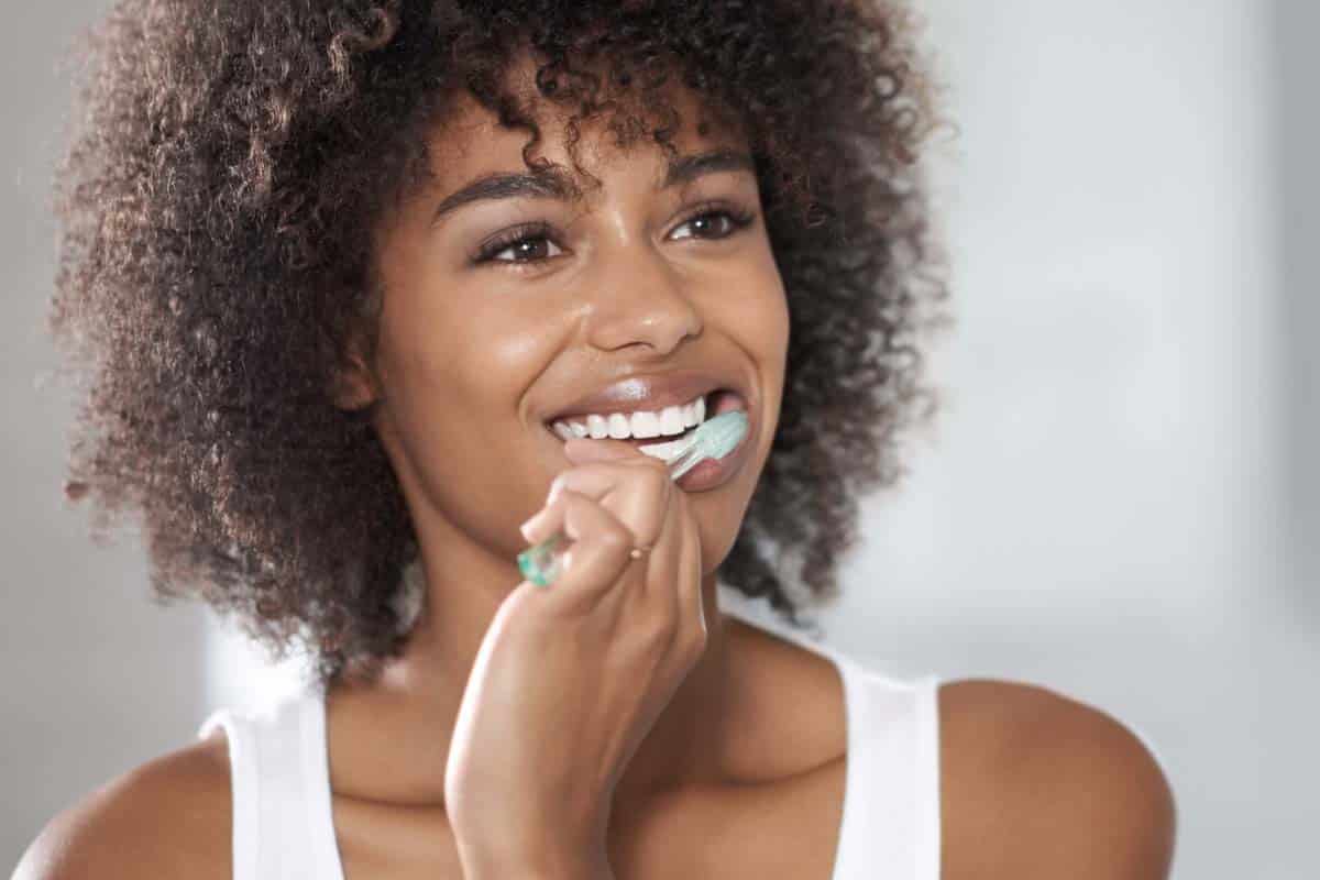Routine dentaire : avoir une haleine fraîche et des dents blanches en permanence, c’est possible. Voici les conseils d’Ari Elhyani, dentiste spécialisé