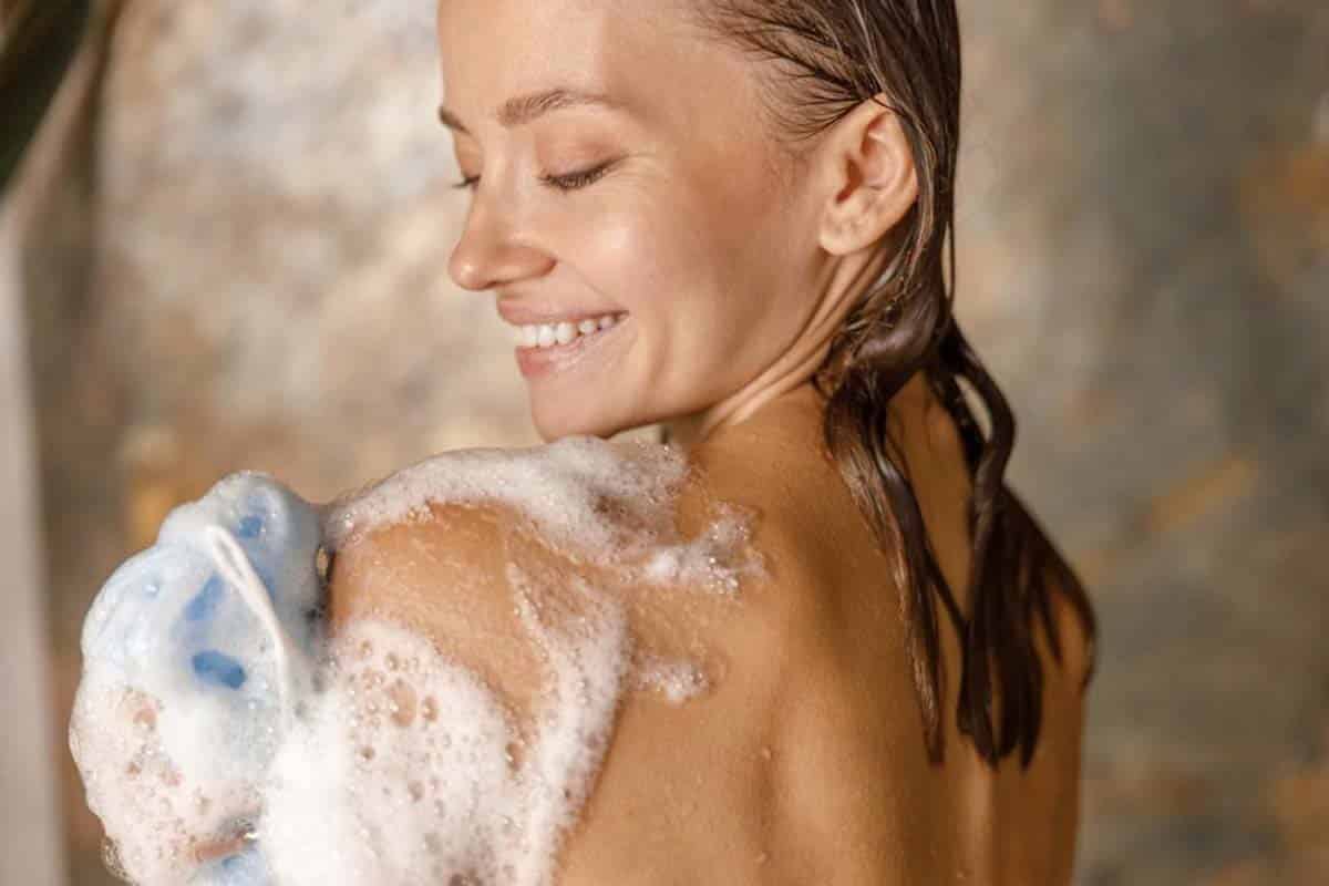 Savon, gel douche ou huile : voici le produit que vous devez utilisez pour prendre soin de votre peau