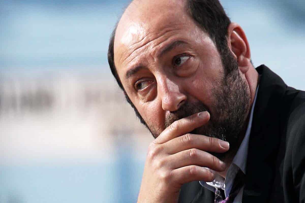Kad Merad : impliqué dans une affaire de fraude, l’acteur est convoqué au tribunal de Chalon-sur-Saône avec sa compagne Julie Vignali