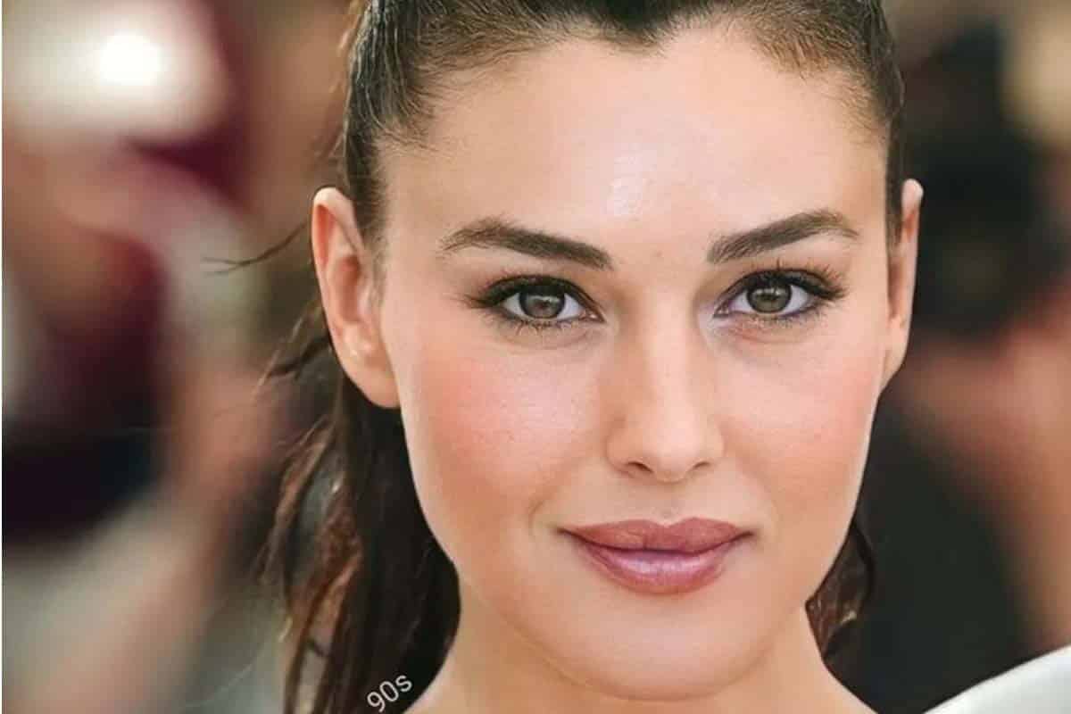 Monica Bellucci dévoile un look exquis avec un manteau multicolore et une robe à près de 5 000 euros, confirmant ainsi son statut de reine de la mode