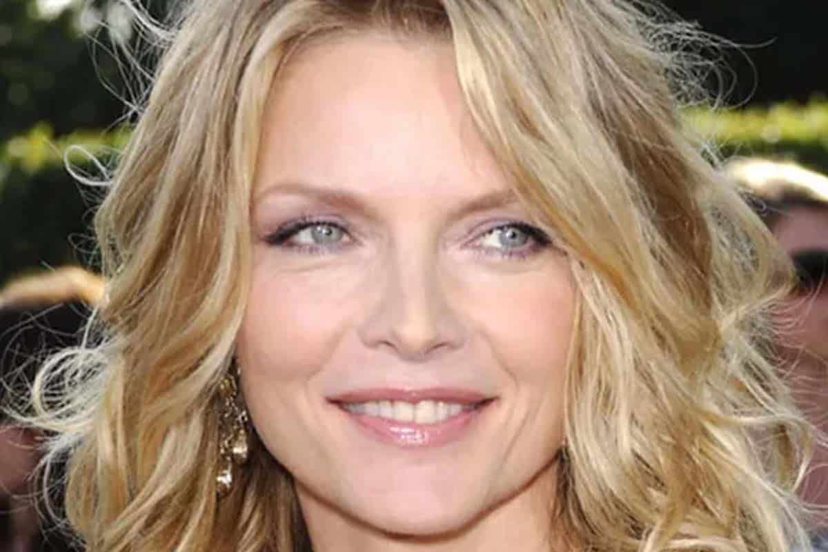 Cette robe bleue des années 80 popularisée par Michelle Pfeiffer est-elle de retour dans la mode ? Découvrez son incroyable histoire !