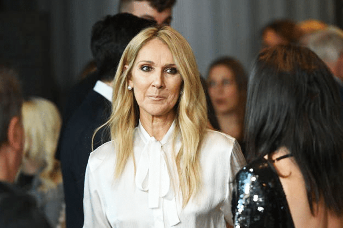 Mode : Céline Dion fait sensation avec une chemise de première dame et une jupe sublime