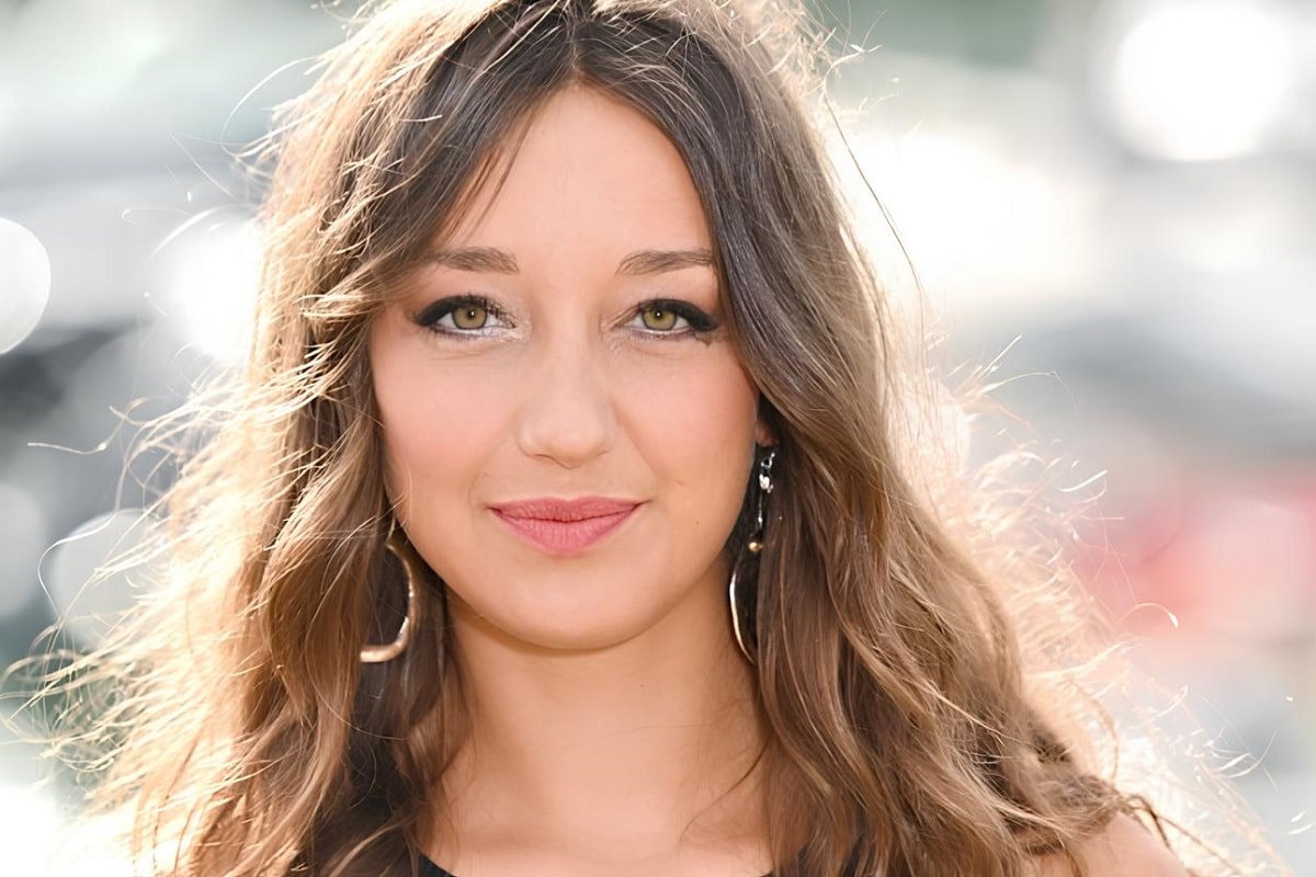 Zoï Séverin (Jasmine) s’adresse aux fans pendant la pause d’Ici tout commence
