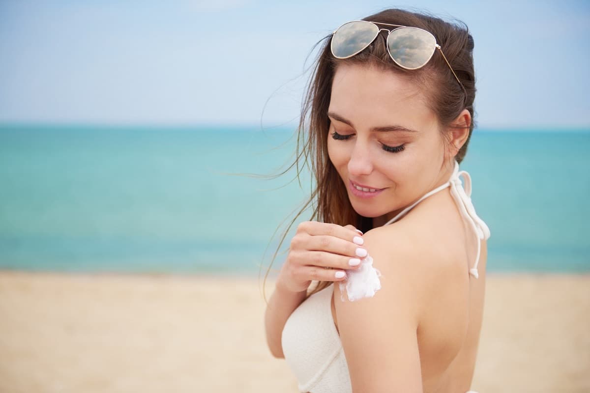 Fréquence d’application de la crème solaire en été : les conseils d’une experte