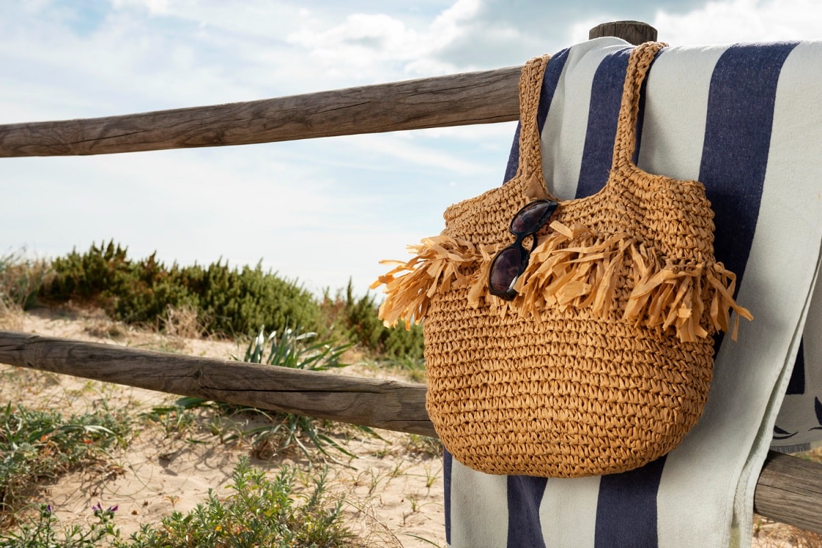Découvrez la tendance mode de l’été 2024 : Les sacs en paille chic !