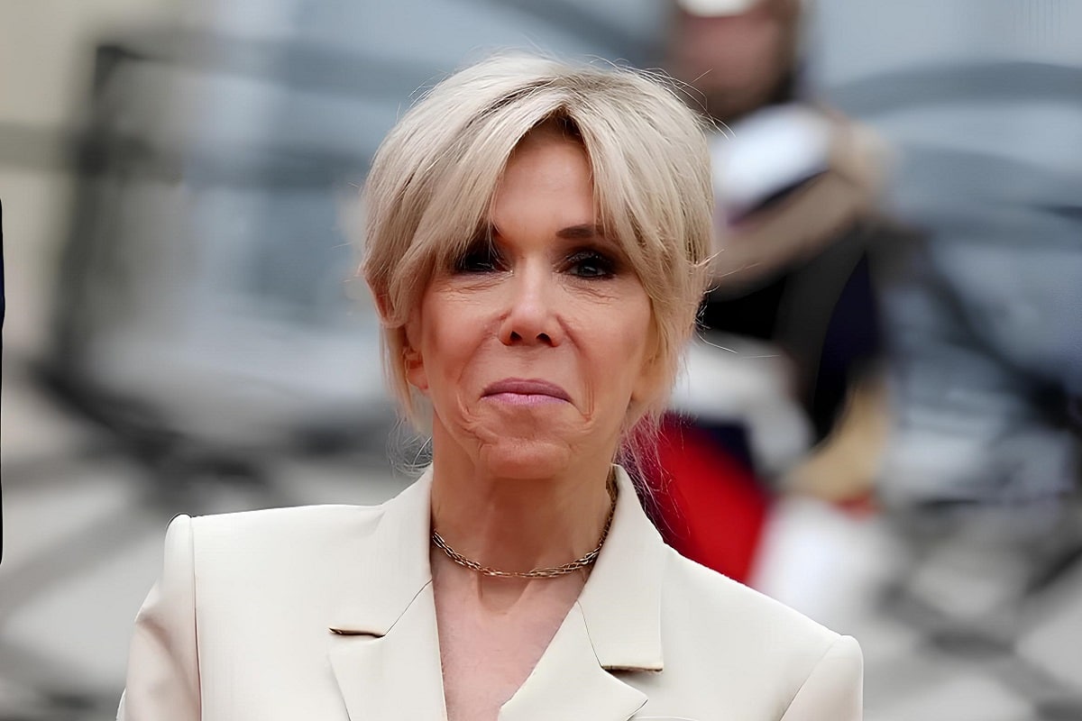 Adoptez le style estival de Brigitte Macron avec cette robe cargo courte