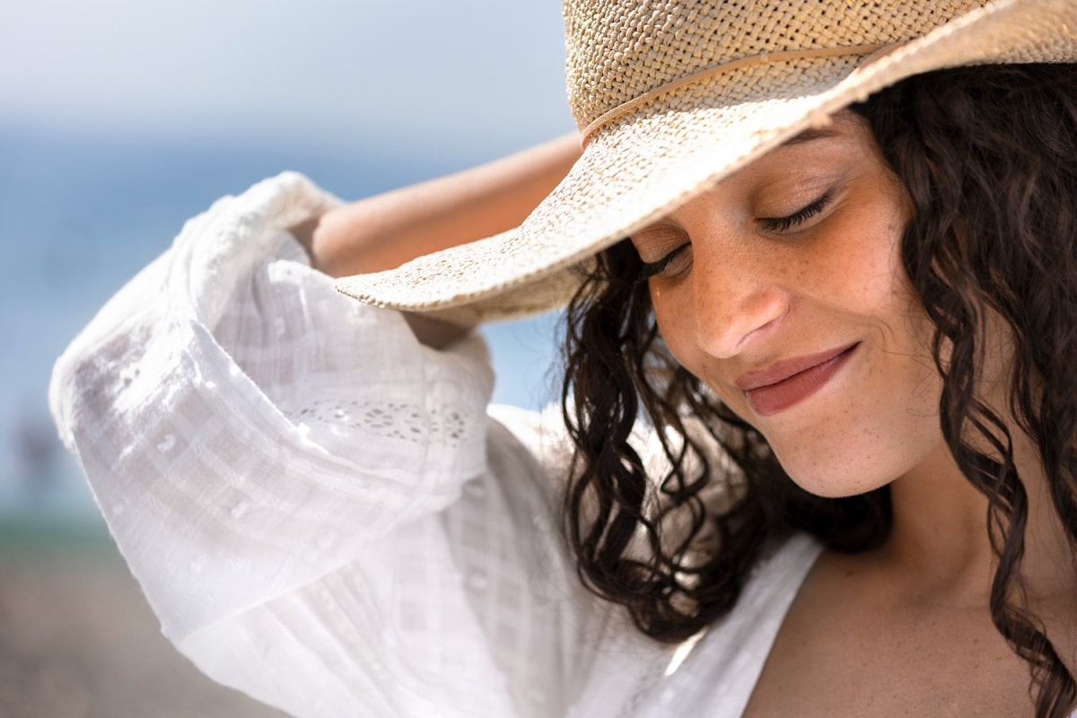 Découvrez le combo chic et confortable qui remplace la robe de plage en 2024